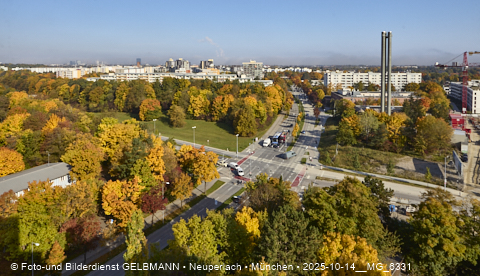 15.10.2025 - goldener Oktober mit Blick auf das Marx-Zentrum und Wohnanlage am Karl-Marx-Ring 52-62
